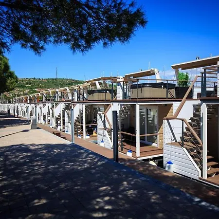 Floating Sea House Miramare Semesterbostad *