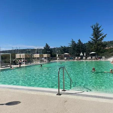 Semesterbostad Floating Sea House Miramare