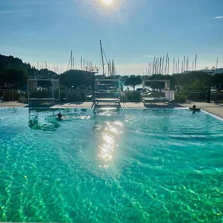 Semesterbostad Floating Sea House Miramare *