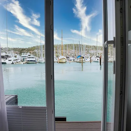 Floating Sea House Miramare Semesterbostad *