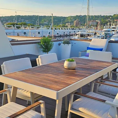 Semesterbostad Floating Sea House Miramare *