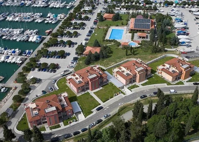 Floating Sea House Miramare بيت للعطل