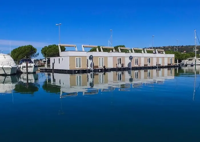 Floating Sea House Miramare بيت للعطل