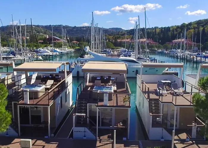 Floating Sea House Miramare بيت للعطل