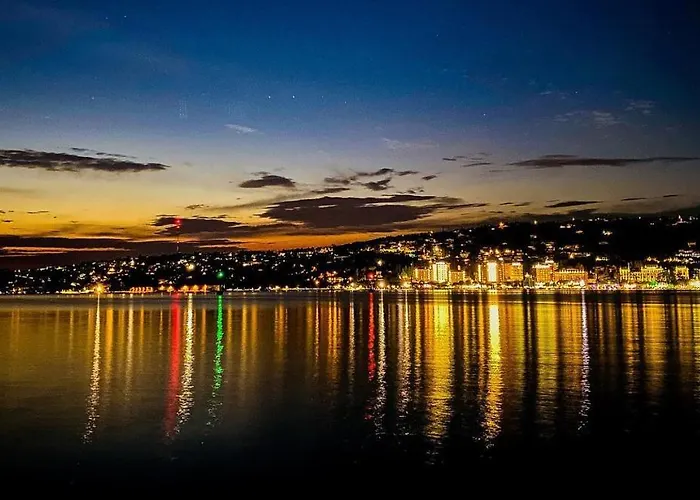 Floating Sea House Miramare بيت للعطل