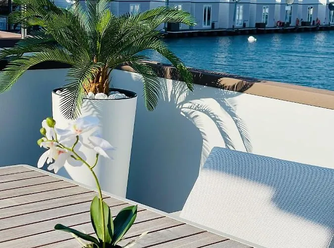 Floating Sea House Miramare ポルトローシュ