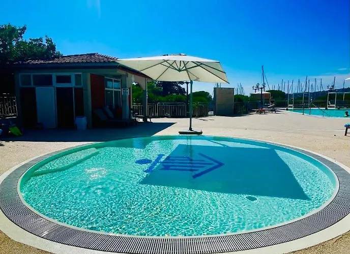 Floating Sea House Miramare بيت للعطل *