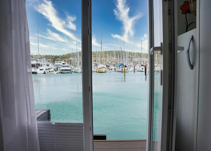 Floating Sea House Miramare بيت للعطل *